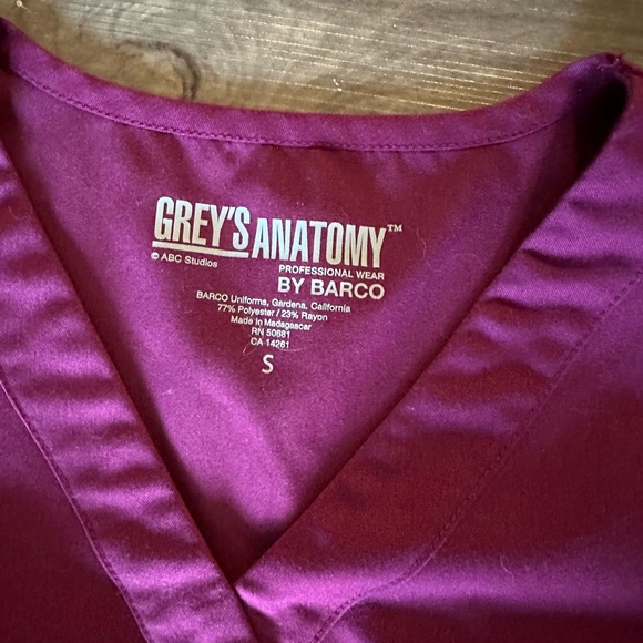 GREYS ANATOMY SCRUB TOP BURGUNDY SMALL - Picture 2 of 2